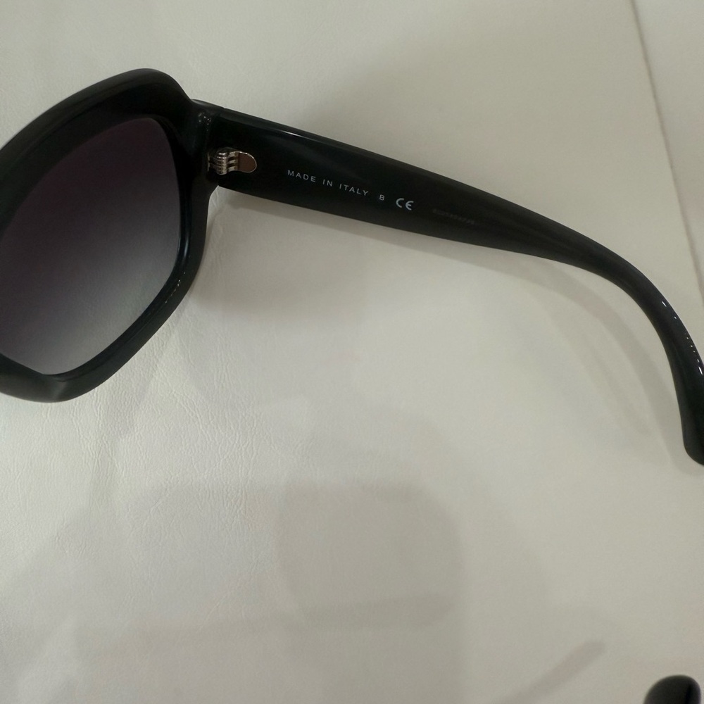 Authentic Chanel 5373 style
Sunglasses black with a purple tint lense - Picture 9 of 13